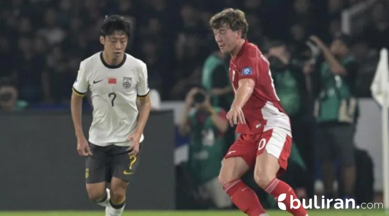 Ole Romeny dari Indonesia (kanan) merayakan gol pertama timnya dalam pertanding di Stadion Utama Gelora Bung Karno pada tanggal 5 Juni 2025 di Jakarta, Indonesia.