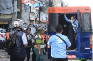 Petugas Satpol PP bersama Dinas Perhubungan (Dishub) melakukan razia juru parkir atau jukir liar di Jakarta.