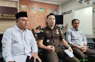 Kepala Seksi Pidana Khusus Kejari Kota Cilegon, Rozi Juliantono Tengah Saat Menyampaikan Keterangan Dugaan Penyelewengan Dana Zakat di Baznas Kota Cilegon.
