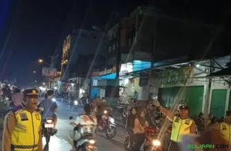 Kapolsek Bangsri Iptu Sukresno dan personel Polsek Bangsri berikan pengamanan lalu lintas pada malam takbiran Idul Adha 1446 H