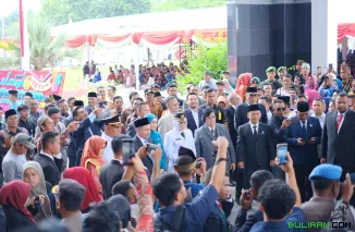 Momen Bersejarah di Siak: Afni Z & Syamsu Rizal Dilantik di Tengah Lautan Warga, Sumber : https://www.facebook.com/afni.zulkifli.3