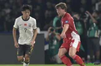 Ole Romeny dari Indonesia (kanan) merayakan gol pertama timnya dalam pertanding di Stadion Utama Gelora Bung Karno pada tanggal 5 Juni 2025 di Jakarta, Indonesia.