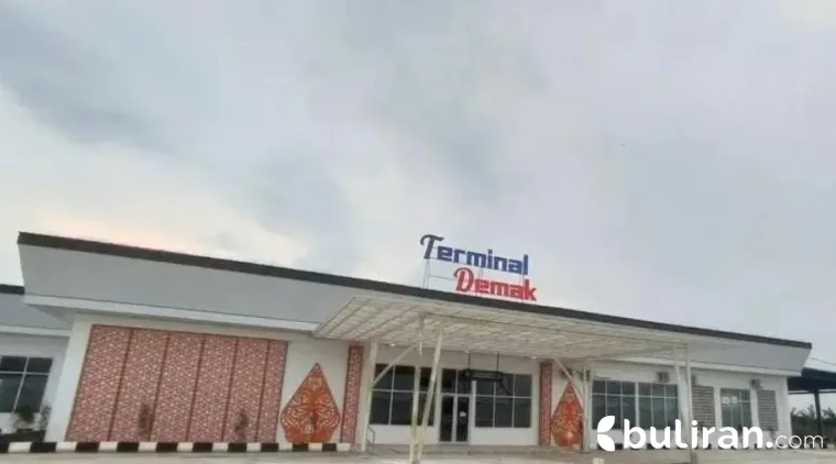 Terminal modern yang berada di bawah kewenangan Kementerian Perhubungan ini melayani berbagai trayek Antar Kota Antar Provinsi (AKAP), seperti Jakarta, Bogor, Bandung, Sumatera, hingga Bali.