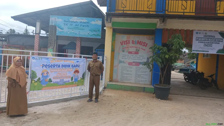 Ustadzah Nelsi Wahyuni, S.Hi, S.Pd guru Sekolah Alam TK IT Al Fatih dan UstadzUstadz Nanda Satriawan kepala sekolah Sekolah Alam SD IT Al Fatih