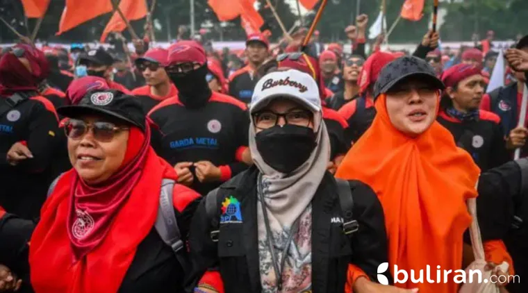 Sejumlah buruh melakukan aksi di depan Kompleks Parlemen, Senayan, Jakarta, Kamis (28/8/2025).