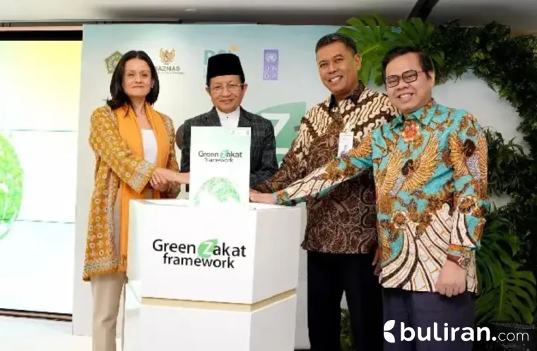 Deputy Resident Representative of UNDP Indonesia Sujala Pant, Menteri Agama RI Nasaruddin Umar, Direktur Utama BSI Anggoro Eko Cahyo dan Pimpinan Bidang Pengumpulan Badan Amil Zakat Nasional Rizaludin Kurniawan resmikan Green Zakat Framework.