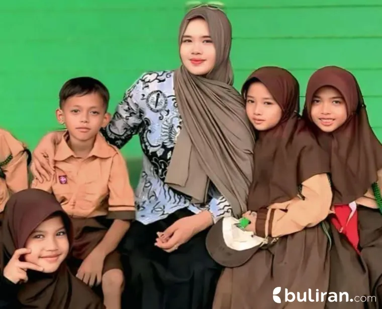 Guru Hebat, bersama siswa-siswinya.