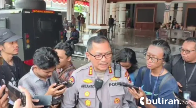 Kabid Humas Polda Jeteng, Artanto, memberikan keterangannya.