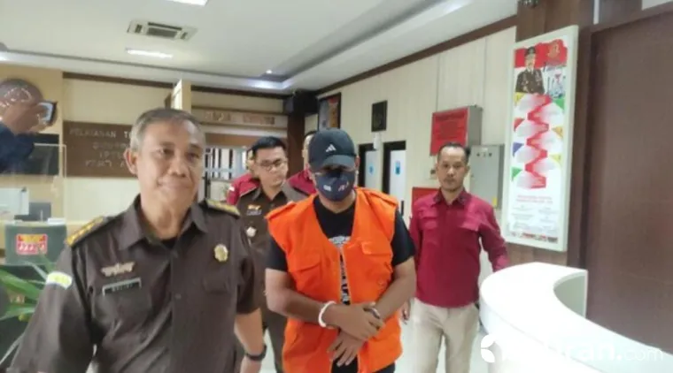 Sekda Klaten Jajang Prihono tersangka korupsi pengelolaan Plaza Klaten jadi tahanan Kejati Jateng, Semarang, Rabu (27/8/2025).