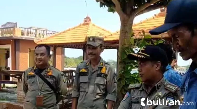 Peninjauan Lokasi / verifikasi lapangan menentukan batas tanah milik pemprov jawa tengah untuk mencari titik koordinat di Kampung Perahu Bandengan Jepara.