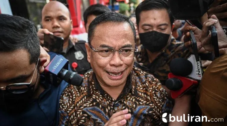 Bupati Pati Sudewo (tengah) berjalan keluar usai menjalani pemeriksaan di Gedung Merah Putih KPK, Jakarta, Rabu (27/8/2025).