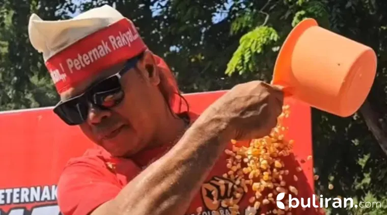 Aksi protes peternak ayam terkait harga pakan jagung yang melonjak di Surakarta, Jawa Tengah, pada Selasa, 26 Agustus 2025.