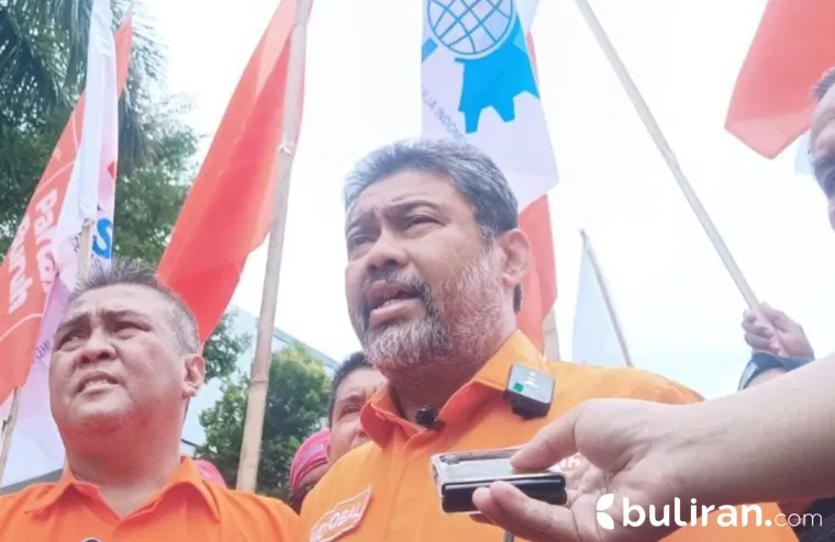 Presiden Partai Buruh, Said Iqbal saat berunjuk rasa di depan gedung DPR RI, Kamis (28/8/2025).