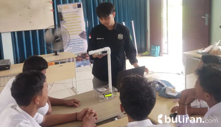 Tim Pengabdian Elektromedis IKTA Bimbing Siswa SMK Buat Alat Kesehatan Digital