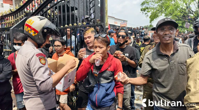Polisi Pati berikan air mineral kepada Peserta Unras.