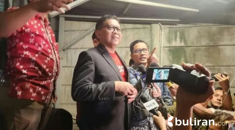 Sekjen PDIP Hasto Kristiyanto telah resmi keluar rumah tahanan negara KPK usai mendapatkan amnesti dari pemerintah, Jakarta, Jumat (1/8/2025).