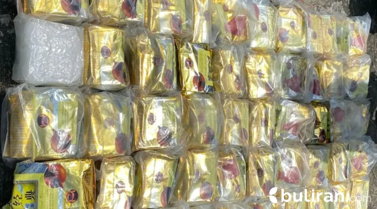 Polisi menggagalkan peredaran 50 kilogram sabu yang disembunyikan dalam kemasan teh.