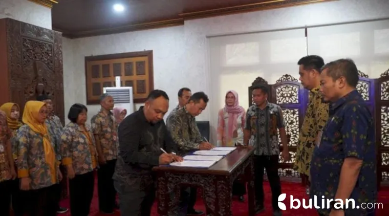 Wike Dwi Utomo menandatangani SK sebagai Direktur Utama Perumda Aneka Usaha Jepara.