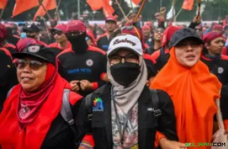 Sejumlah buruh melakukan aksi di depan Kompleks Parlemen, Senayan, Jakarta, Kamis (28/8/2025).