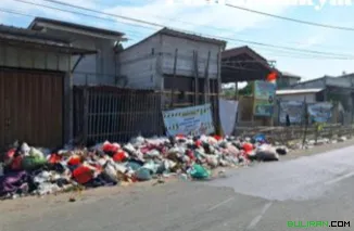 Tumpukan sampah meluber hingga ke badan jalan dibeberapa titik di wilayah Karawang Kota.