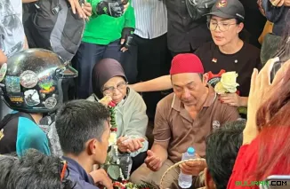 Keluarga dekat dan para pelayat berdoa di samping makam Affan Kuniawan, Jumat (29/08).