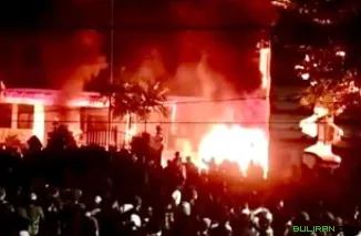Massa Demo Makin tak Terkendali, Bakar dan Jarah Gedung DPRD Jepara, Minggu (31/8/2025) dini hari.