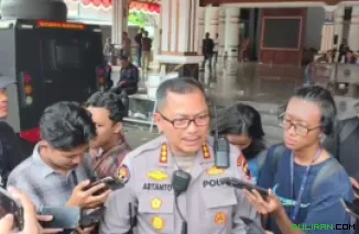 Kabid Humas Polda Jeteng, Artanto, memberikan keterangannya.