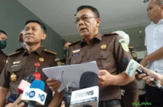 Agus Sahat Sampe Tua Lumban Gaol (memegang kertas).