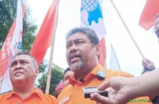 Presiden Partai Buruh, Said Iqbal saat berunjuk rasa di depan gedung DPR RI, Kamis (28/8/2025).