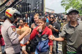 Polisi Pati berikan air mineral kepada Peserta Unras.