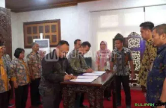 Wike Dwi Utomo menandatangani SK sebagai Direktur Utama Perumda Aneka Usaha Jepara.