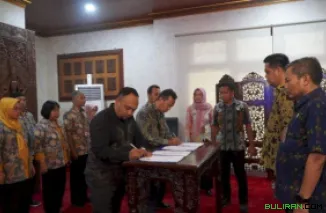 Wike Dwi Utomo menandatangani SK sebagai Direktur Utama Perumda Aneka Usaha Jepara.