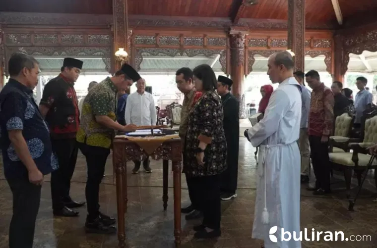 Bupati Jepara Witiarso Utomo didampingi Wakil Bupati Jepara Muhammad Ibnu Hajar dan Sekda Jepara Ary Bachtiar saat mengambil Sumpah para pejabat eselon III dan IV di Pendopo RA Kartini Kabupaten Jepara, Kamis (4/9/2025).