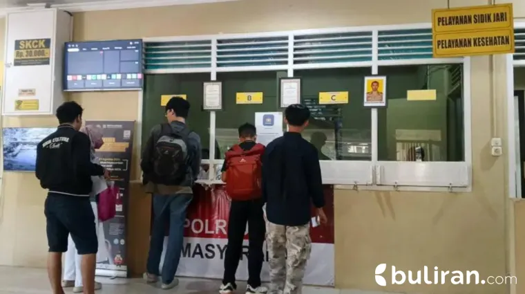 Antrean pemohon SKCK di Mapolres Sukabumi, Senin (15/9/2025).