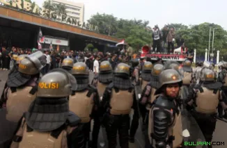 Suasana aksi unjuk rasa tolak tunjangan DPR di kawasan Senayan, Jakarta, Kamis (28/8/2025).