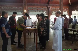 Bupati Jepara Witiarso Utomo didampingi Wakil Bupati Jepara Muhammad Ibnu Hajar dan Sekda Jepara Ary Bachtiar saat mengambil Sumpah para pejabat eselon III dan IV di Pendopo RA Kartini Kabupaten Jepara, Kamis (4/9/2025).