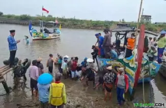 Proses evakuasi nelayan asal Desa Karangaji, Kecamatan Kedung, Kabupaten Jepara, ditemukan meninggal dunia di perairan Pulau Panjang.