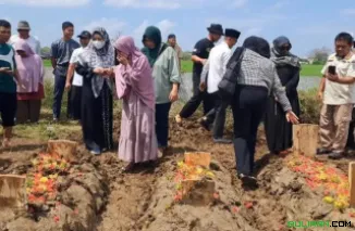 Jenazah korban pembunuhan satu keluarga di Paoman, Indramayu dimakamkan berjajar di TPU Nyi Resik, Sindang, pada Rabu (3/9/2025) lalu.