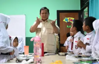 Presiden Prabowo Subianto kembali meninjau langsung pelaksanaan program makan bergizi gratis (MBG) di sekolah, Senin 10/2/2025. (Dok. Biro Pers Kepresidenan).