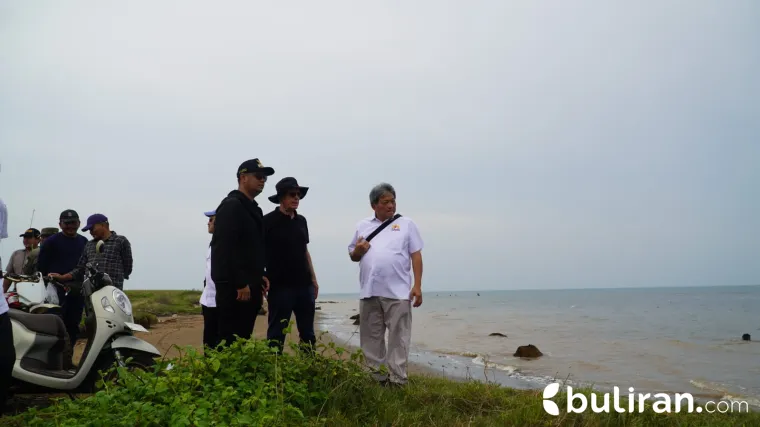 Kunjungan lapangan oleh delegasi ASEMPEA (semacam KADIN Spanyol) di pesisir Balong Kecamatan Kembang yang merupakan calon lokasi pelabuhan ekspor impor tersebut, Minggu (5/10/2025).