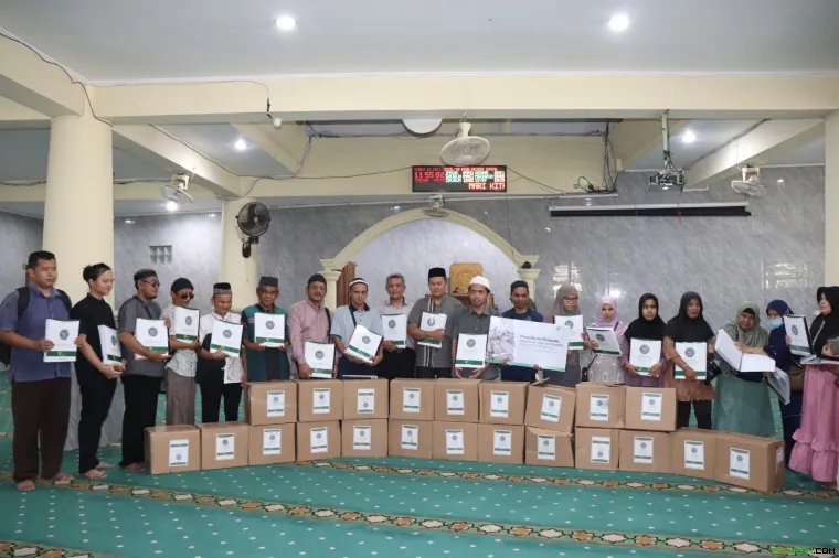 Foto: Penyerahan Bantuan Al-Qur'an Braille Dompet Dhuafa Singgalang Bersama Buya Mas'ud Abidin