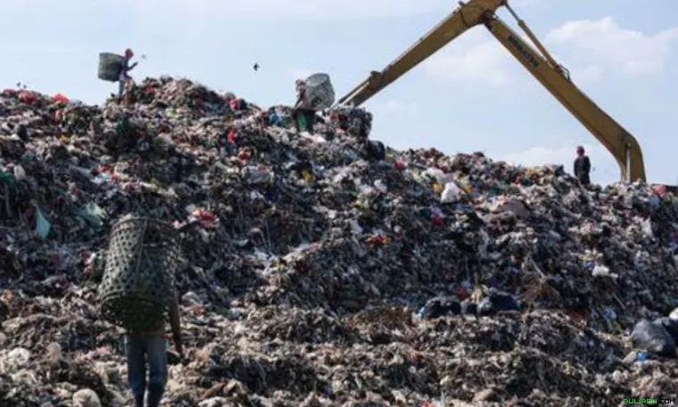 Seorang pemulung mengumpulkan barang-barang bekas seperti plastik di Tempat Pembuangan Akhir (TPA) Cipeucang, Tangerang Selatan, Banten.