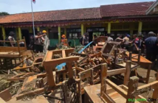 Salah satu SD di Sukabumi porak-poranda diterjang banjir bandang.