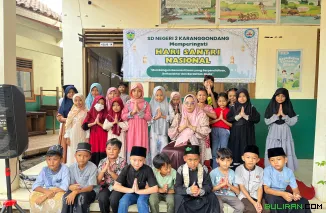 SD Negeri 2 Karanggondang peringati Hari Santri Nasional (22/10/2025).