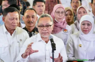 Menteri Koordinator Bidang Pangan Zulkifli Hasan (Zulhas) usai acara Peluncuran dan Dialog Percepatan Musyawarah Desa Khusus (Musdesus) Pembentukan Koperasi Desa Merah Putih, Rabu (30/4/2025).