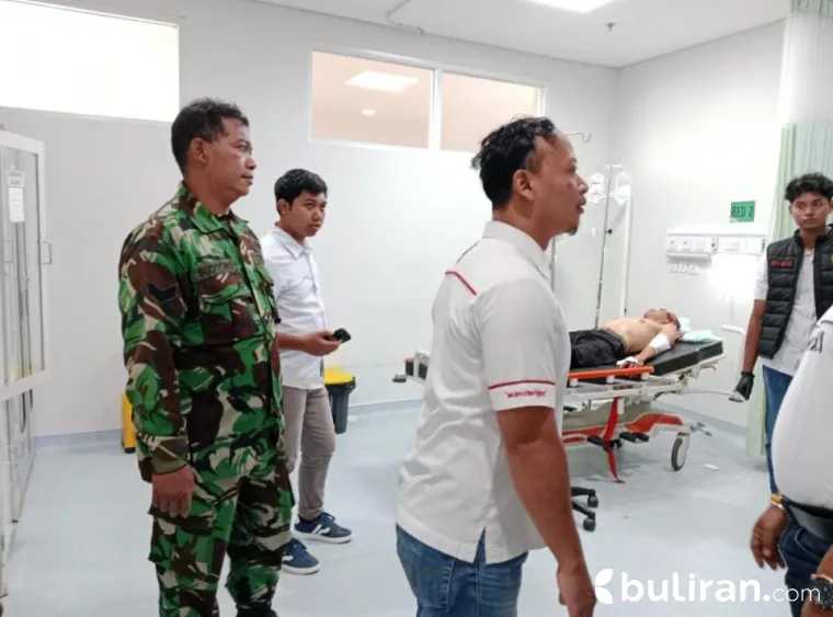 Seorang aparat desa bernama Muhammad Saleh (51) menjadi korban penganiayaan dan mengalami luka serius di bagian kepala.