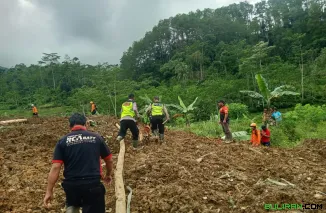Operasi SAR korban tanah longsor di Cilacap, Jawa Tengah.