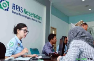 Pegawai melayani peserta BPJS Kesehatan di Kantor Cabang Kota Tangerang, Rabu (7/1/2020). Iuran BPJS Kesehatan resmi naik per hari ini untuk kelas I menjadi sebesar Rp150.000 per orang per bulan dan Rp100.000 per orang per bulan untuk kelas II.