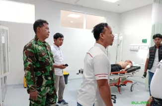 Seorang aparat desa bernama Muhammad Saleh (51) menjadi korban penganiayaan dan mengalami luka serius di bagian kepala.
