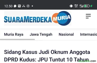 Oknum Anggota DPRD Kabupaten Kudus Superiyanto didampingi kuasa hukum menjalani sidang kasus perjudian di Ruang Sidang Garuda Pengadilan Negeri Kudus, Kamis (26/11/2025).